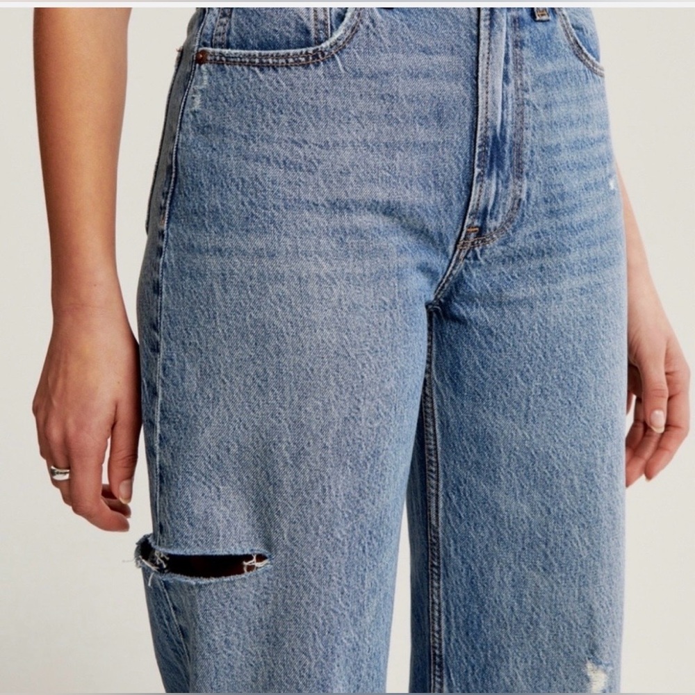 Abercrombie Women's Curve Love High Rise Loose Jean with slash - Picture 3 of 5